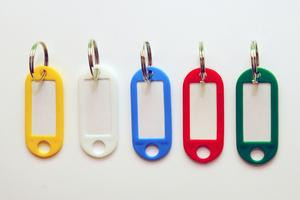 Jmenovky na klíče barevné 5 ks RON